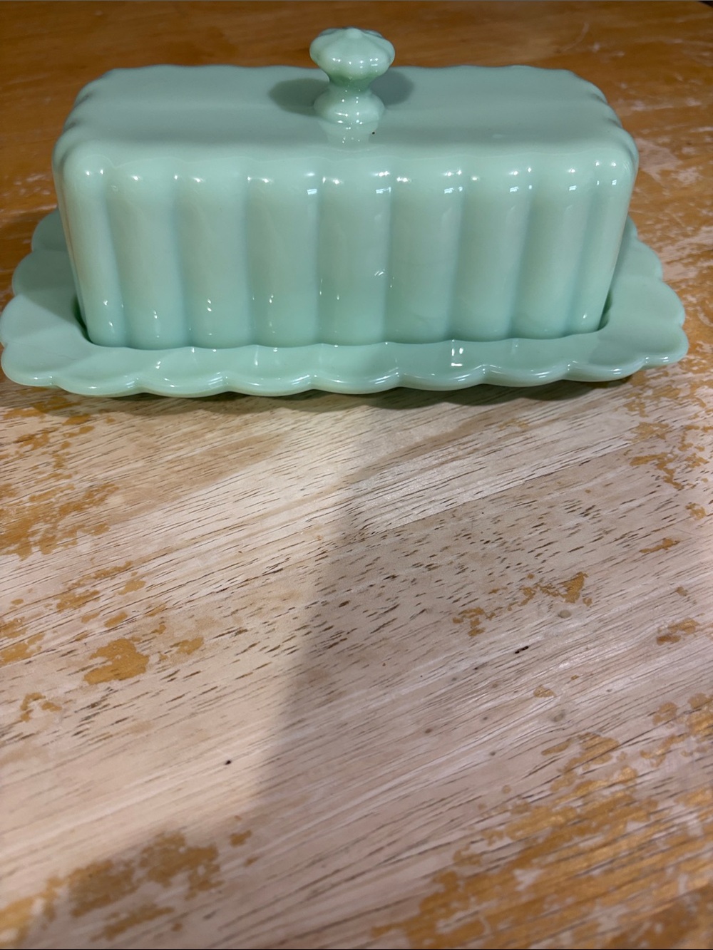 Scalloped Ceramic Butter Dish in Soft Mint